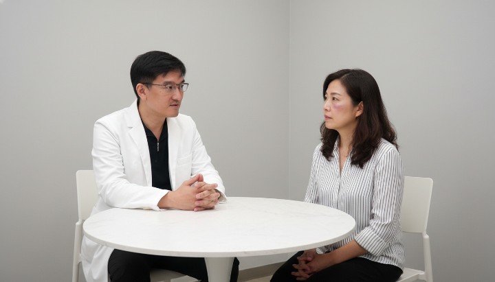 醫師演示正確冰敷步驟以利改善淚溝術後腫脹 示範專業遮瑕技巧讓改善淚溝效果更自然無瑕 患者分享透過溫和熱敷積極改善淚溝瘀青過程 診間專業儀器輔助檢查並持續改善淚溝恢復狀況