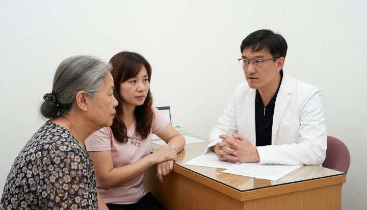 [SEGMENT]吳紹琥名醫正在解說基因檢測報告[/SEGMENT] [SEGMENT]專業嚴謹且充滿溫度的吳紹琥名醫[/SEGMENT] [SEGMENT]吳紹琥名醫展現精準醫學的醫療專業[/SEGMENT] [SEGMENT]運用高端設備進行看診的吳紹琥名醫[/SEGMENT]