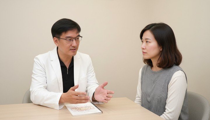 醫學美容雷射後的皮膚泛紅狀況說明 進行醫學美容雷射前的醫師諮詢畫面 醫學美容雷射術後的極簡保養產品