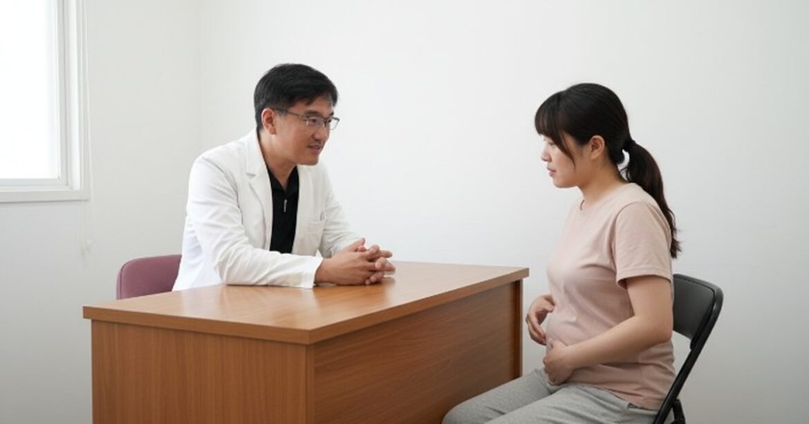 一位女性在鏡子前進行正確卸妝，肌膚看起來潔淨透亮