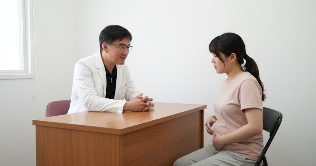 一位女性在鏡子前進行正確卸妝,肌膚看起來潔淨透亮